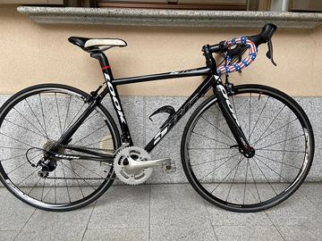 LOOK IN CARBONIO COME NUOVA