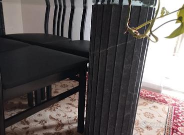 tavolo in vetro e piedi in pietra 