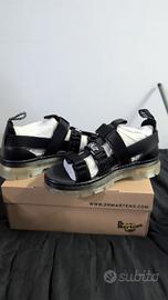 Sandali Dr. Martens neri con chiusura a strappo 