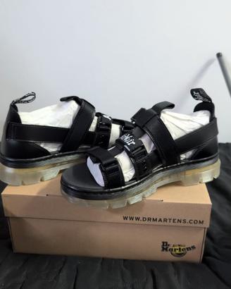 Sandali Dr. Martens neri con chiusura a strappo 