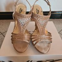 Scarpe oro eleganti da donna