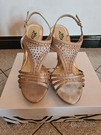 Scarpe oro eleganti da donna