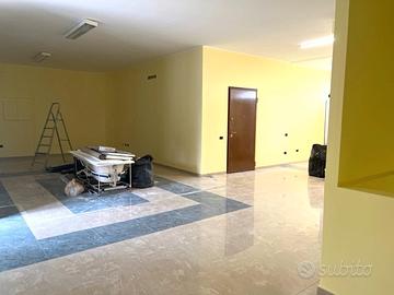 Locale su due livelli con tre vetrine