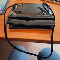 Piccola borsa in vernice come nuova