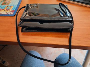 Piccola borsa in vernice come nuova