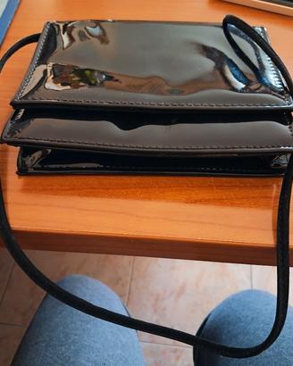 Piccola borsa in vernice come nuova
