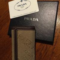 Prada portachiavi logo