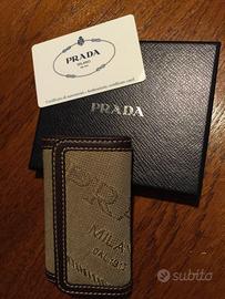 Prada portachiavi logo