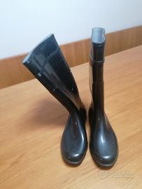 Stivali impermeabili neri in gomma