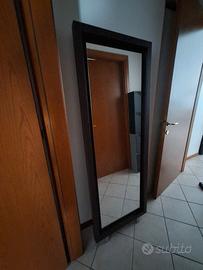 Specchio con cornice in legno