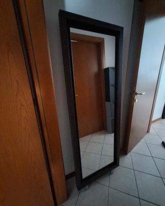 Specchio con cornice in legno