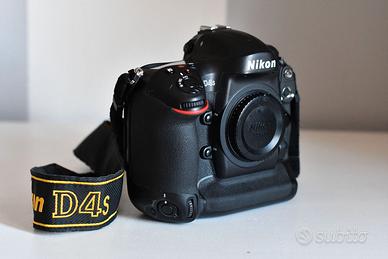 Nikon D4S  compresa XQD Sony da 64GB e lettore.