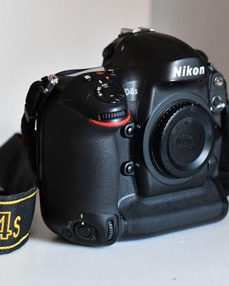 Nikon D4S  compresa XQD Sony da 64GB e lettore.