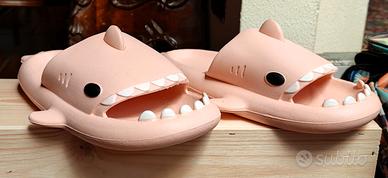 Ciabatte divertenti da squalo color Panna