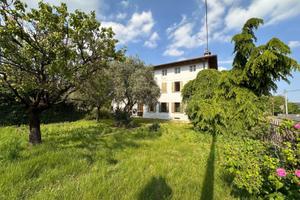 CASA FRIULANA INDIPENDENTE IMMERSA NEL VERDE