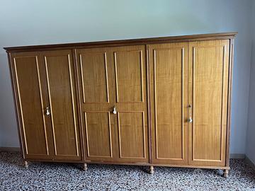 Armadio 6 ante e cassettone in legno e specchiera