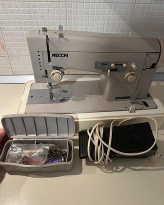 Macchina da cucire vintage NECCHI