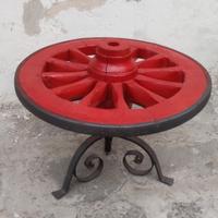 Antica ruota da carro, tavolino vintage