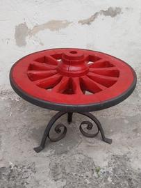 Antica ruota da carro, tavolino vintage