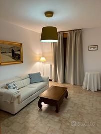 Arredamento camera letto,cucina e divano.