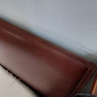 Letto matrimoniale  in pelle.