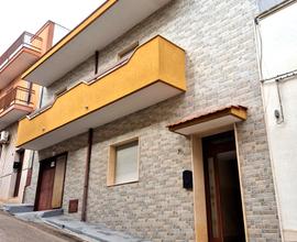 Indipendente su due livelli con giardino e garage