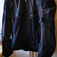Giacche e pantaloni moto più accessori come nuovi