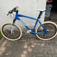 Mountain Bike GIANT Talon 2