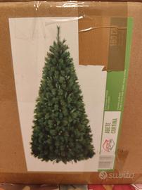 Albero di Natale con decorazioni 