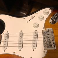 Chitarra stile Stratocaster corpo fiammato