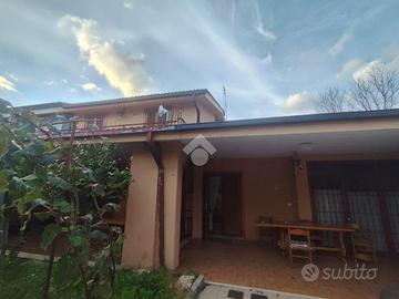 VILLA A SCHIERA A AGOSTA