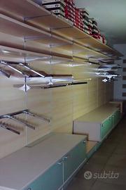 Arredo negozio abbigliamento 18 m. con 3 camerini