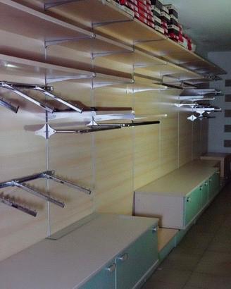 Arredo negozio abbigliamento 18 m. con 3 camerini