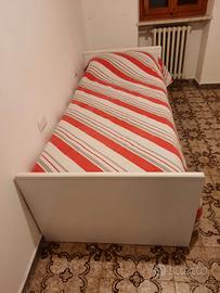 Letto singolo con doghe in legno e materasso