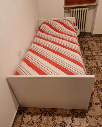 Letto singolo con doghe in legno e materasso