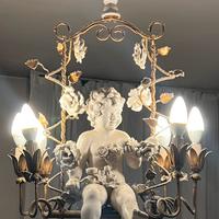 Lampadario antico con putto centrale.