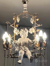 Lampadario antico con putto centrale.