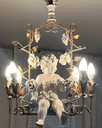 Lampadario antico con putto centrale.