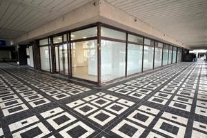 Locale commerciale con ampia vetrina