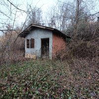 Ciabot nel verde senza nessuno intorno
