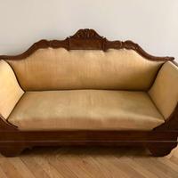 divano fine '800 in legno e velluto color ocra