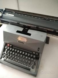 Macchina da scrivere olivetti 82