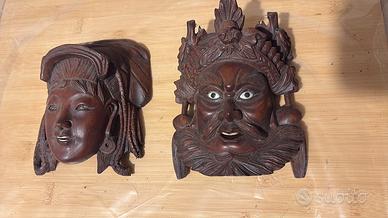 Coppia di maschere etniche decorative