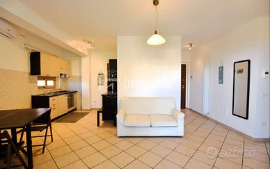 Piano primo con terrazzo, taverna, due posti auto