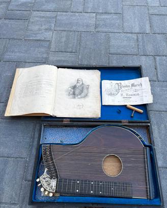 Antica cetra da concerto d'epoca con custodia