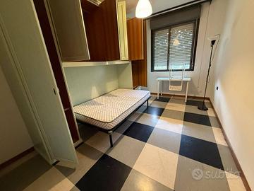Stanza in appartamento di 120 m² a Milano