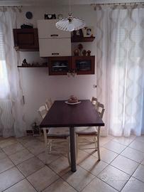 tavolo cucina con  sedie