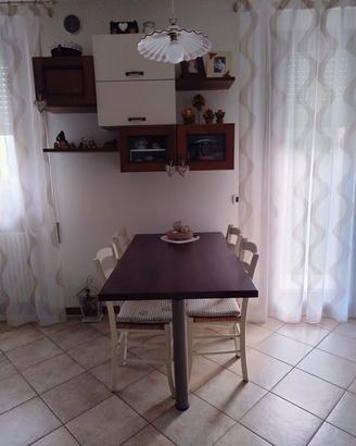 tavolo cucina con  sedie