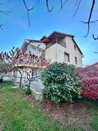 Villa di 352 m² con più di 5 locali e box auto a S