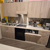 cucina SME con elettrodomestici e penisola